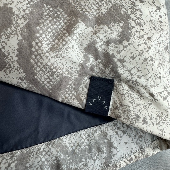 ❤️NWOT Varley Highland Puffer Jacket Grunge Snake Size Small - Picture 11 of 16